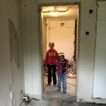 Irma och Vera i öppningen mellan deras rum. Öppningen ska byggas för och ny dörr sätts in på väggen till vänster.