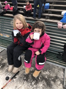 Irma och Vera dricker varm choklad på en bänk