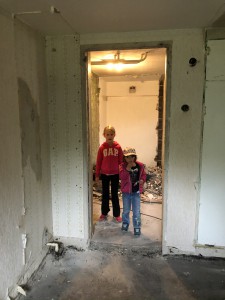 Irma och Vera i öppningen mellan deras rum. Öppningen ska byggas för och ny dörr sätts in på väggen till vänster.